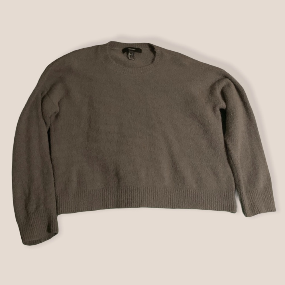 Comfy grey cropped sweater!